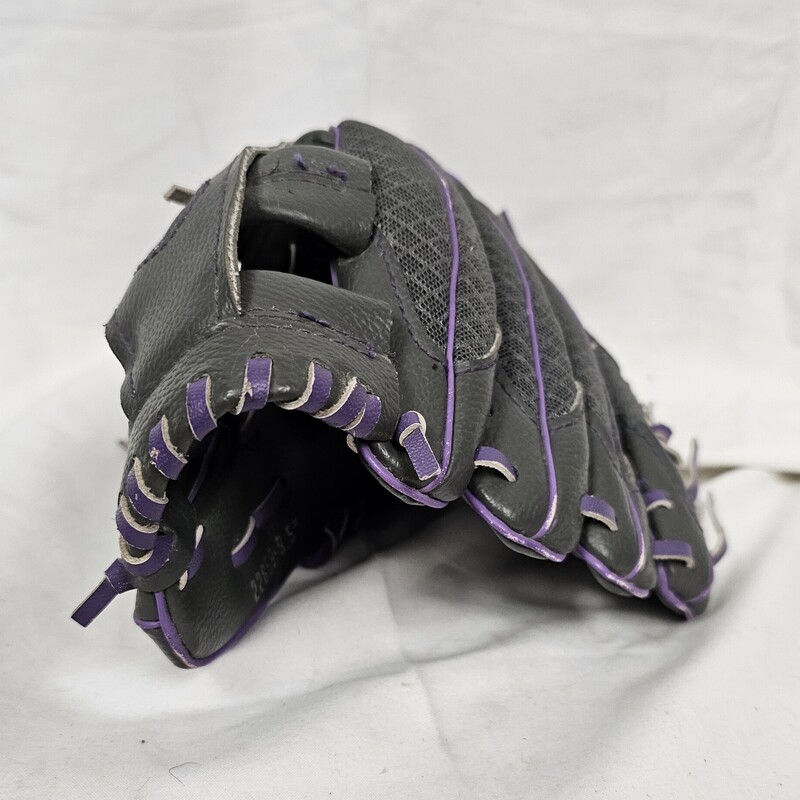 Franklin Mesh Tek T-Ball Glove, Right Hand Throw, Size: 9.5in., Gray & Purple, pre-owned. Glove was signed, not sure by who.