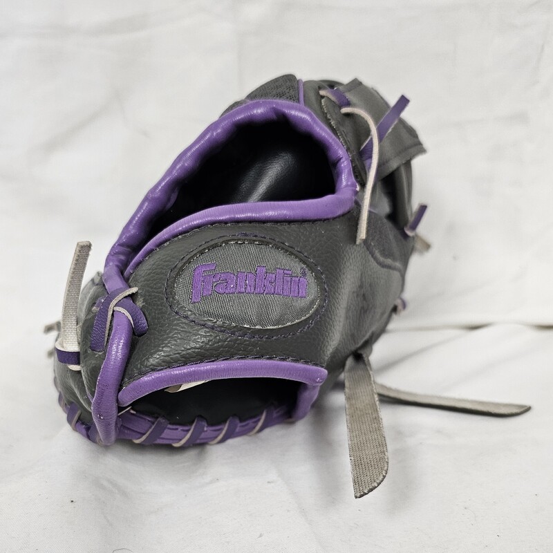 Franklin Mesh Tek T-Ball Glove, Right Hand Throw, Size: 9.5in., Gray & Purple, pre-owned. Glove was signed, not sure by who.