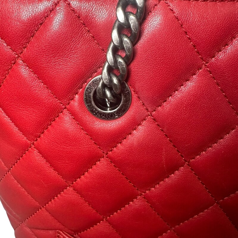 Chanel Tote<br />
From the Cruise 2017 Collection by Karl Lagerfeld<br />
Red Lambskin<br />
Gunmetal Hardware<br />
Chain-Link Shoulder Straps<br />
Dual Exterior Pockets<br />
Grosgrain Lining & Three Interior Pockets<br />
Open Top<br />
Dimensions:<br />
Shoulder Strap Drop: 8<br />
Height: 11<br />
Width: 11.25<br />
Depth: 3.5<br />
<br />
Note: some corner wear and scratch on front towards the bottom<br />
<br />
Date Code: 23341415