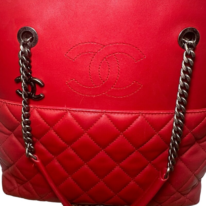 Chanel Tote<br />
From the Cruise 2017 Collection by Karl Lagerfeld<br />
Red Lambskin<br />
Gunmetal Hardware<br />
Chain-Link Shoulder Straps<br />
Dual Exterior Pockets<br />
Grosgrain Lining & Three Interior Pockets<br />
Open Top<br />
Dimensions:<br />
Shoulder Strap Drop: 8<br />
Height: 11<br />
Width: 11.25<br />
Depth: 3.5<br />
<br />
Note: some corner wear and scratch on front towards the bottom<br />
<br />
Date Code: 23341415