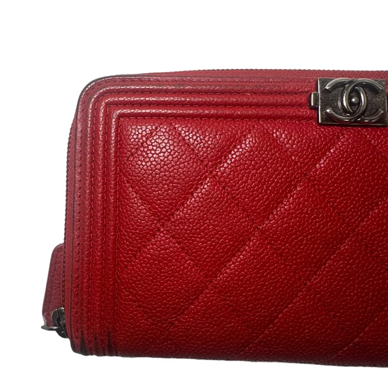 Chanel Boy Caviar Zip, Red, Size: OS<br />
<br />
Wear on all corners of the wallet and on zipper pull.<br />
<br />
Date Code: 22567108<br />
<br />
Dimensions:<br />
<br />
Base length: 7.5 in<br />
<br />
Width: 1 in<br />
<br />
Height: 4.25 in