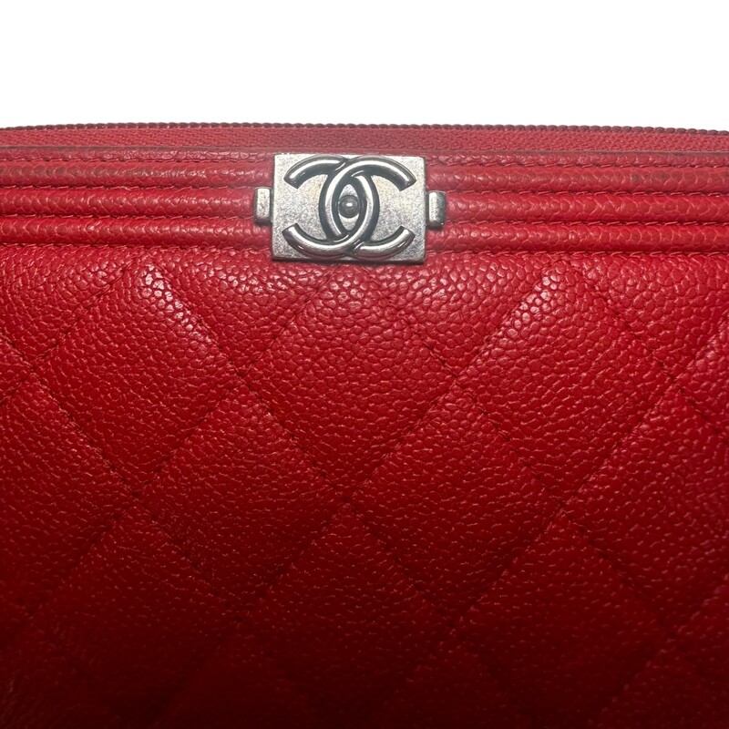 Chanel Boy Caviar Zip, Red, Size: OS<br />
<br />
Wear on all corners of the wallet and on zipper pull.<br />
<br />
Date Code: 22567108<br />
<br />
Dimensions:<br />
<br />
Base length: 7.5 in<br />
<br />
Width: 1 in<br />
<br />
Height: 4.25 in