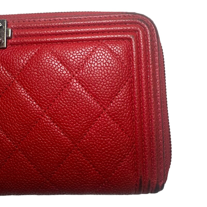 Chanel Boy Caviar Zip, Red, Size: OS

Wear on all corners of the wallet and on zipper pull.

Date Code: 22567108

Dimensions:

Base length: 7.5 in

Width: 1 in

Height: 4.25 in