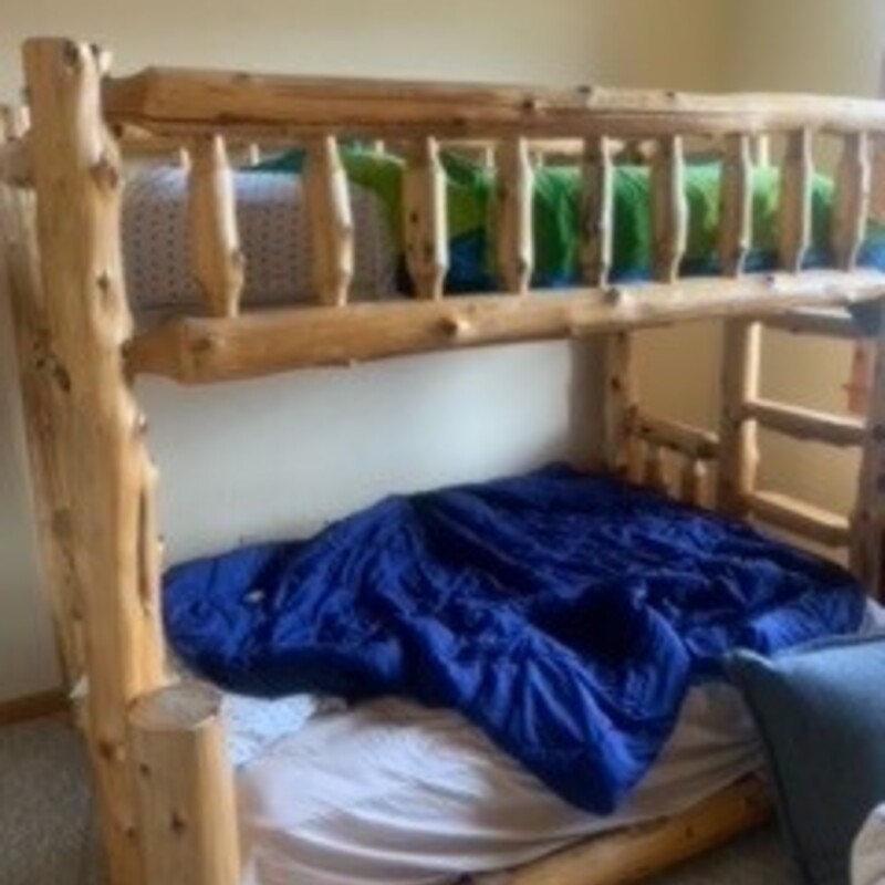 Twin/Queen Lodgepole Pine Bunkbed

 Size: 65Wx80Lx70H