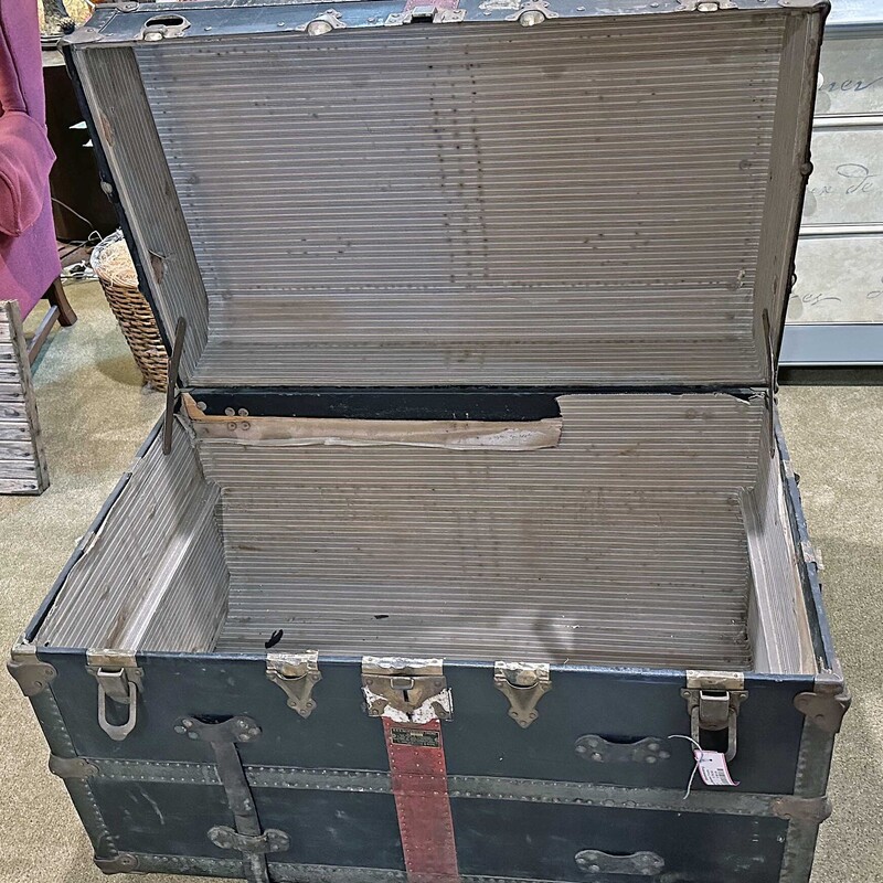 Vintage Steamer Trunk<br />
37 In Wide x 23 In Deep x 26 In Tall.<br />
Would make a great coffee table!