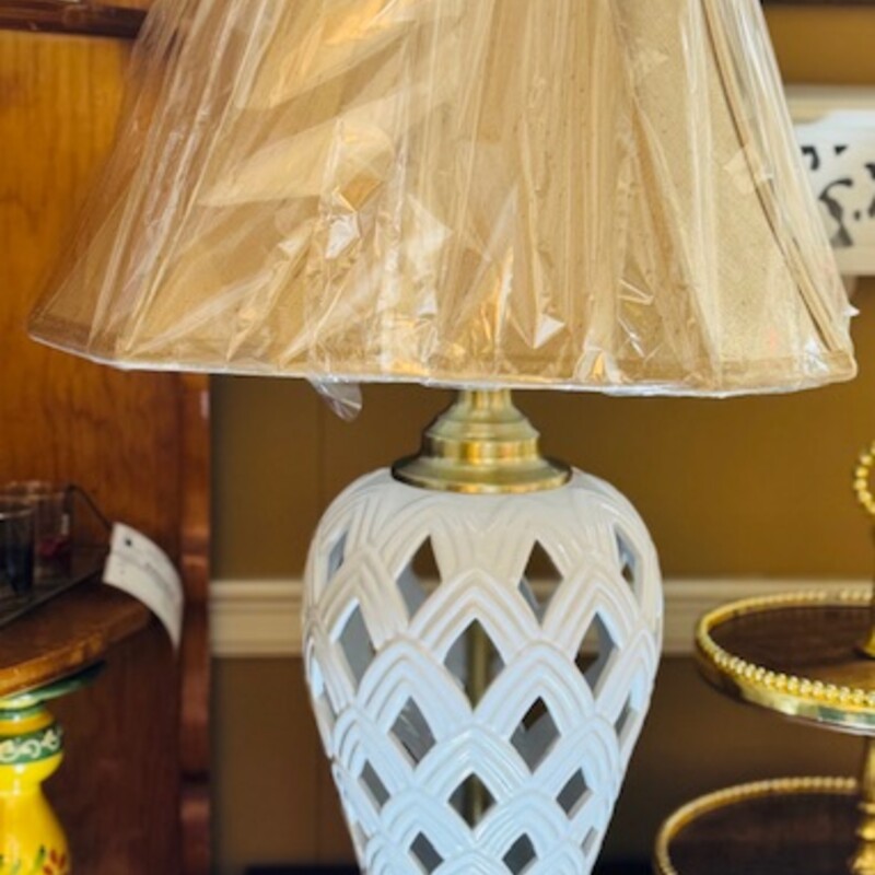 Cutout Ceramic Formal Shade Lamp
White Gold
Size: 16x30H