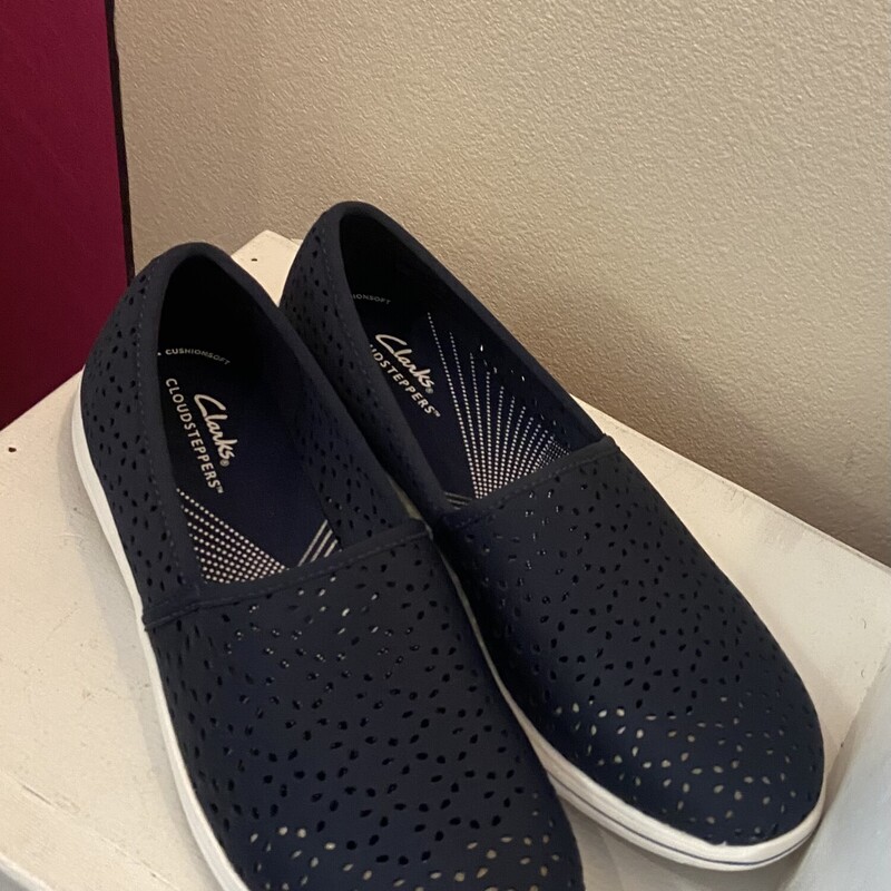 NEW Nvy Perf Sneaker<br />
Navy<br />
Size: 9