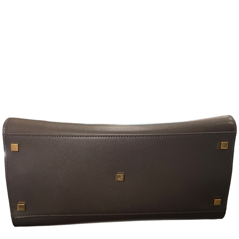 Saint Laurent Uptown Grain De Poudre<br />
YSL logo in gold-tone metal situated on an envelope fold-over clasp, dual leather handles, an additional adjustable shoulder strap for varied wear, and is finished in caviar leather .<br />
<br />
Color : Taupe/ Gray<br />
Dimensions: Length: 12 in<br />
Height: 9.5 in<br />
Width: 6 in<br />
Drop: 5 in<br />
<br />
Code: GNR5576580120