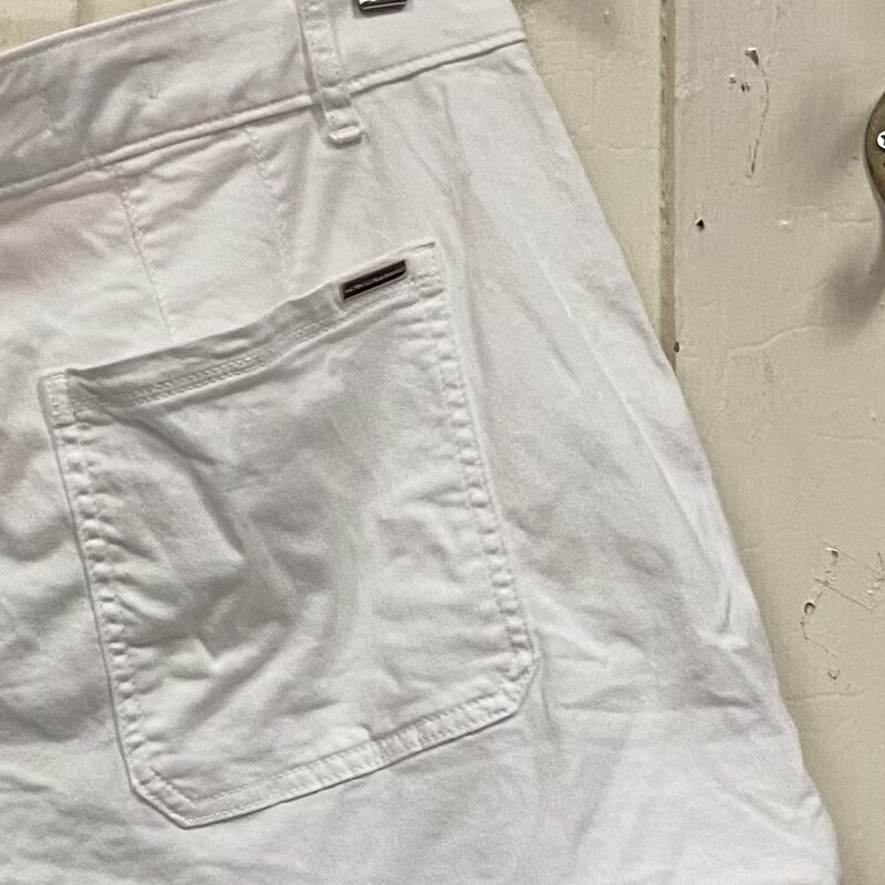 Wht Mid Rise Cuff Shorts<br />
White<br />
Size: 14