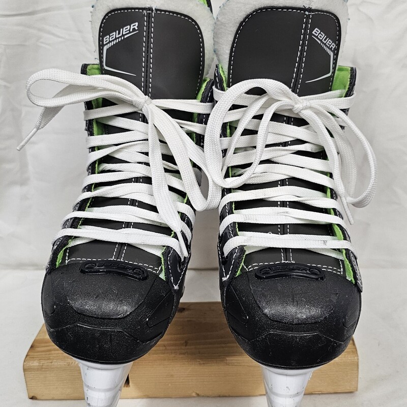 Bauer X-LS Junior Hockey Skates, Size: 2, pre-owned in great condition!
