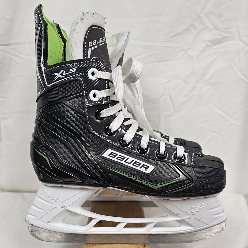 Bauer X-LS Junior Hockey Skates, Size: 2, pre-owned in great condition!