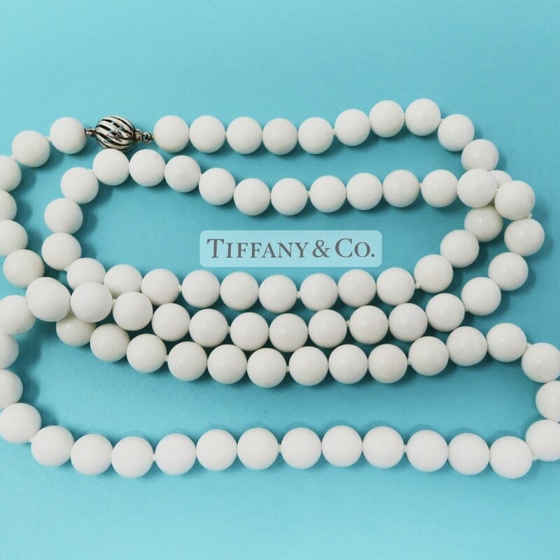 Tiffany Dolomite Stone Necklace
Ivory Size: 80L
Unique and rare
Original Tiffany bag included