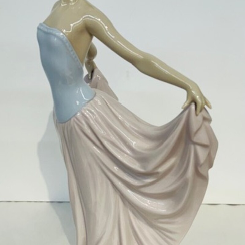 Lladro Dancer Figurine
#05050
Blue and pink
 Size: 7x12H