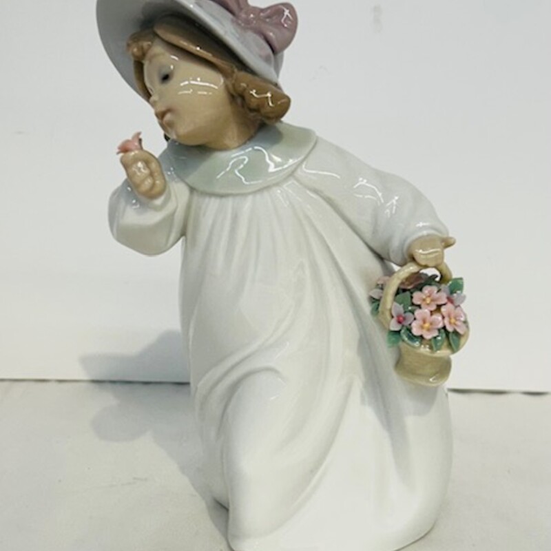 Lladro Romance Girl
White and Pink
Size: 5x8H