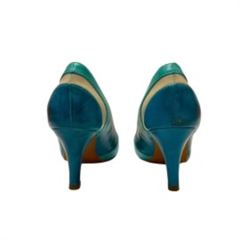 Miz Mooz Milan Pumps<br />
Leather Uppers<br />
Color:  Ocean<br />
Size: 7