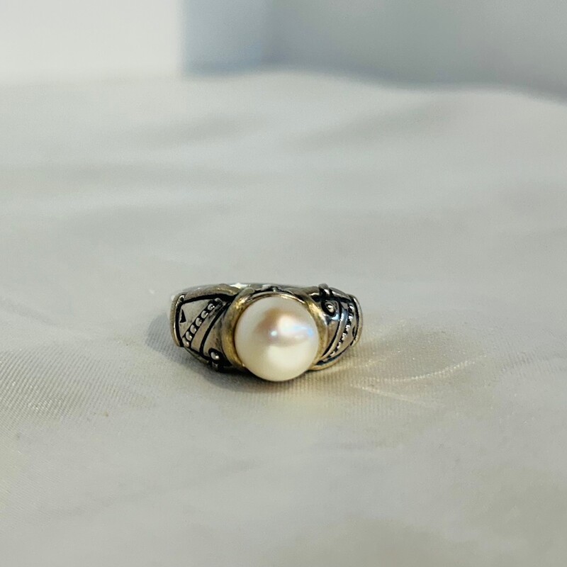 925 John Atencio Pearl Ring
Silver White Size: 10.5