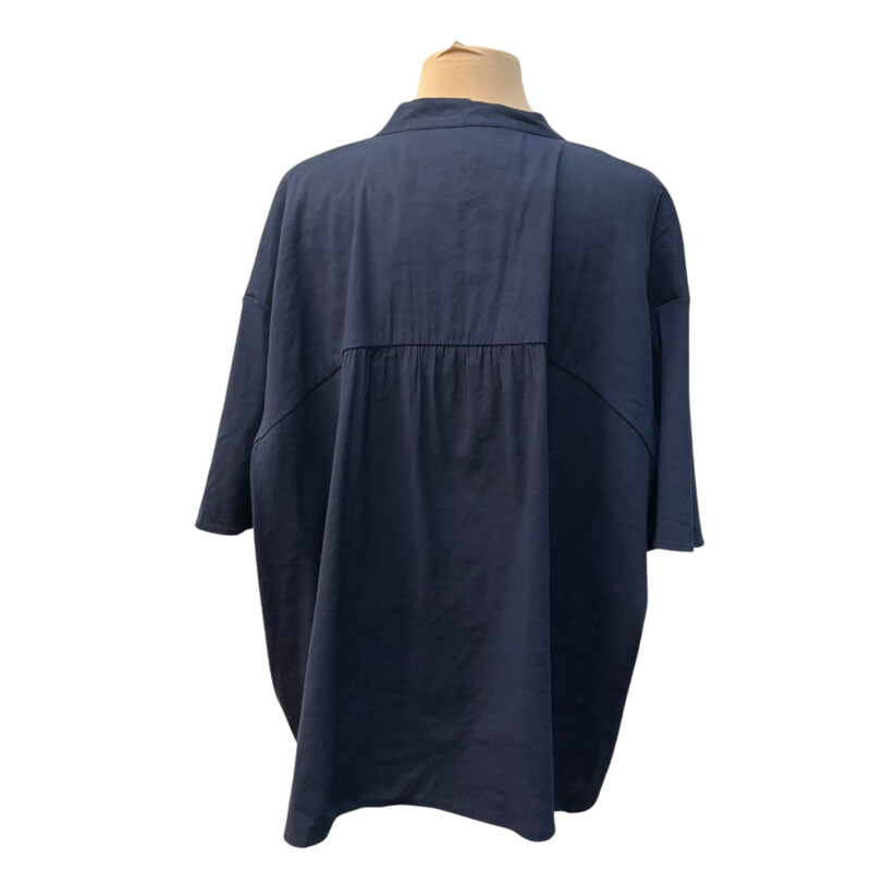 NEW Vince Top<br />
Linen Blend<br />
Short Sleeve with Cute Flare<br />
Color: Navy<br />
Size: 2X<br />
Retail Price:  $275.00