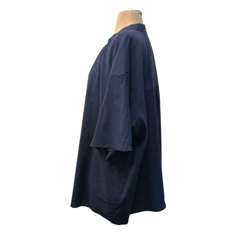 NEW Vince Top<br />
Linen Blend<br />
Short Sleeve with Cute Flare<br />
Color: Navy<br />
Size: 2X<br />
Retail Price:  $275.00