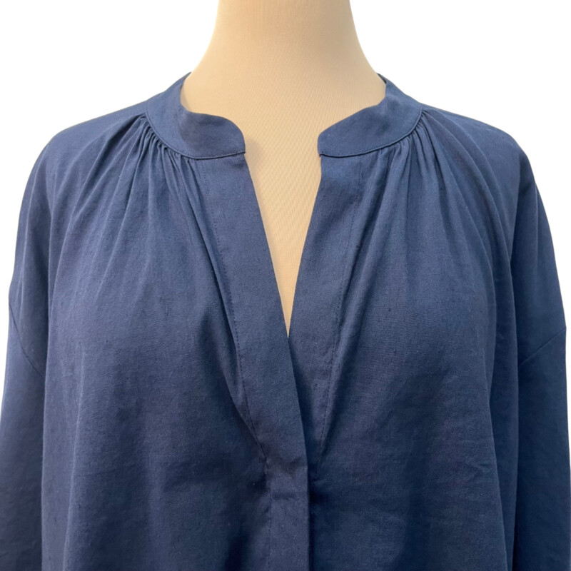 NEW Vince Top<br />
Linen Blend<br />
Short Sleeve with Cute Flare<br />
Color: Navy<br />
Size: 2X<br />
Retail Price:  $275.00