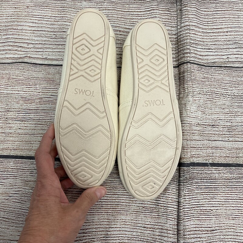 Toms Cream slip on shoes never been worn size 7.5