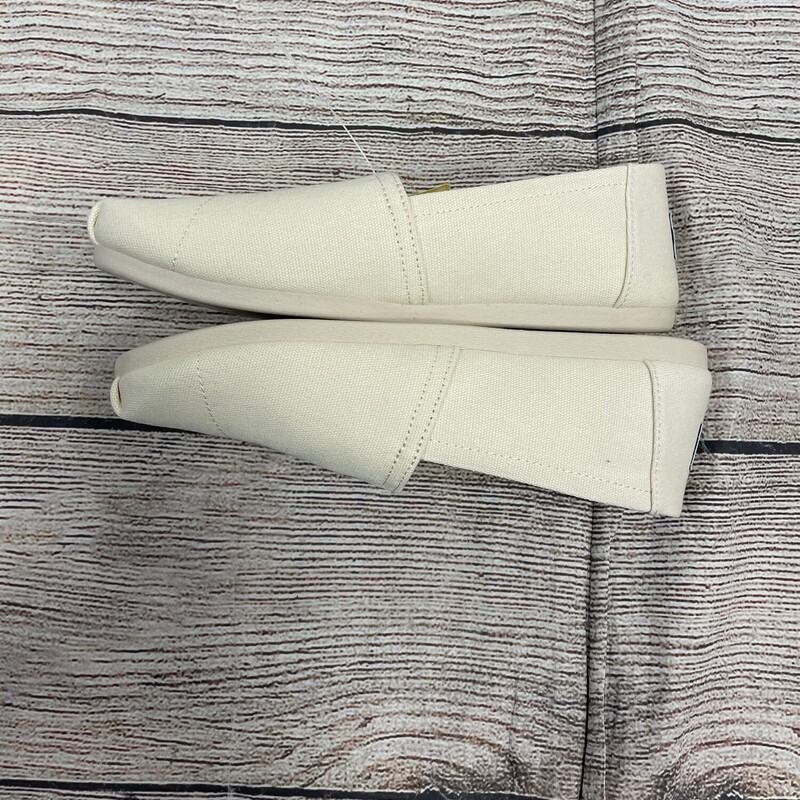 Toms Cream slip on shoes never been worn size 7.5