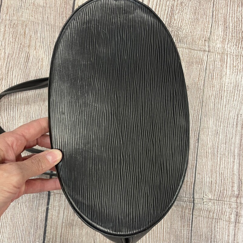 LV Saint Jacques, round  purse Black, has a small spots inside see pictures