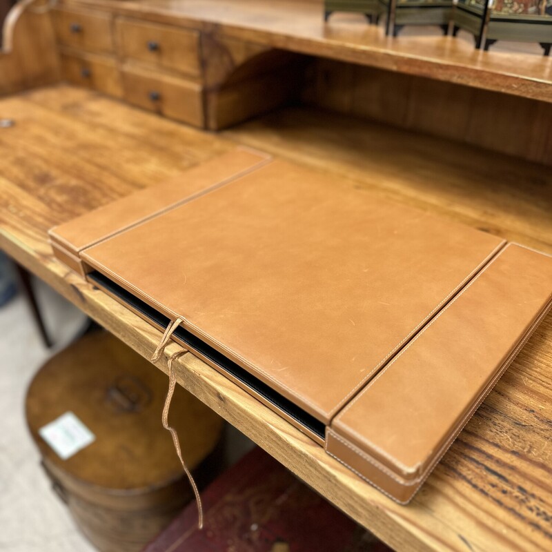 Levenger Leather Portable Desk/Surface, Caramel Brown. In excellent condition/barely used.
Size: 18x12x2