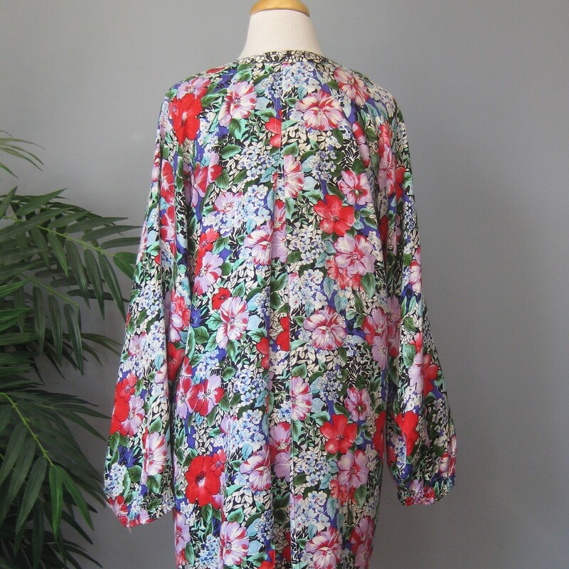 Rare find!  Diane Freis silk kimono with matching black silk trousers.<br />
The kimono is a floral print with a contrasting black and white printed trim<br />
It has no closures.<br />
Very fluid and it has a deep inverted pleat in the center back.<br />
The sleeves ends have stitched on elastic but the elastic is totally shot with age.  that said you can still push the sleeves up over the elbow and they will stay up.<br />
The pants have pleats in the front, they're done in black jacquard.  They have pockets.<br />
They have an elastic waist but the elastic on these is shot as well.  Easy to have replaced if desired, priced accordingly.<br />
Flat measurements:<br />
kimono:<br />
armpit to armpit: 24<br />
length: 29<br />
pants:<br />
waist: 200.25<br />
rise: 15.5<br />
hip: 33<br />
inseam: 30.25<br />
leg opening at the hem: 12<br />
<br />
thanks for looking!<br />
#72247