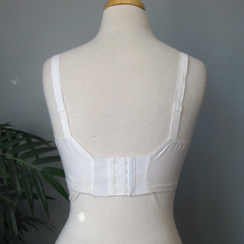 Full coverage vintage bra by Best Form<br />
Great condition, with minor signs of uneven color<br />
It's made of a cotton or cotton like panels and elastic connective areas which have plenty of stretch left.  it has slidable little pads on each strap.<br />
marked size 34Dm - it's quite tight on my size 4 mannequin<br />
two rows of hooks in the back, shown on larger setting<br />
The band measures only 26 from end to end, stretches comfortable to about 29<br />
<br />
thanks for looking!<br />
#70424