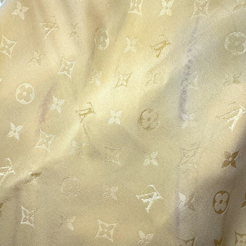 Louis Vuitton Yellow Silk<br />
 Yellow<br />
Size: 90 CM<br />
<br />
4 inch thin, faint stain<br />
2 inch thin, faint stains<br />
Wear shown in photos