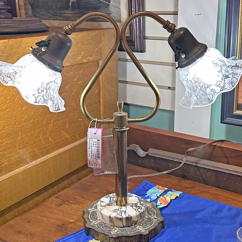 Antq Lamp W/Marble Base

Very pretty antique table lamp with 2 lights.  Base is marble and ceramic.  Lamp comes with 2 additional shades.

Size: 16 in wide X 17 in high