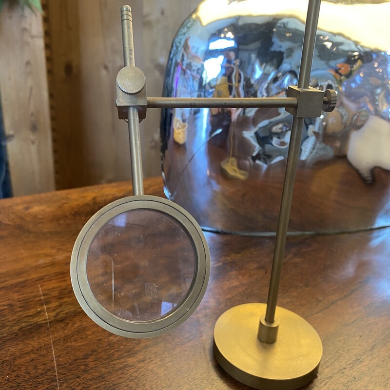 Vintage Magnifying Glass

Size: 9Hx6W