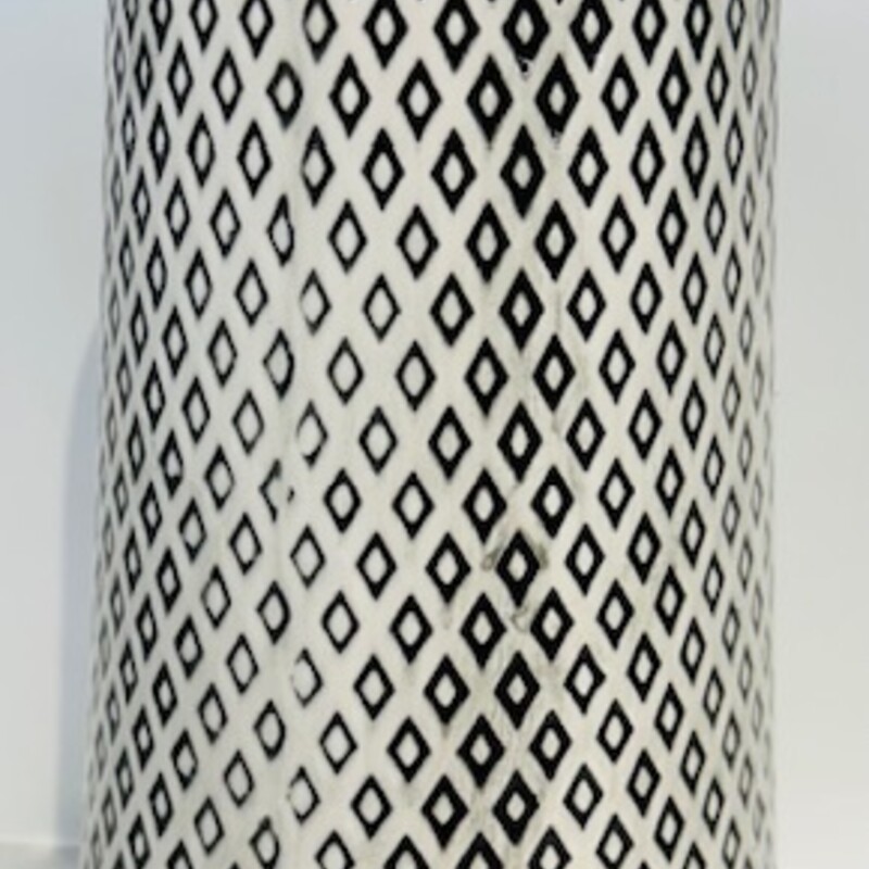 Ceramic Diamond Pattern Vase
Navy White
Size: 5 x 11.5H