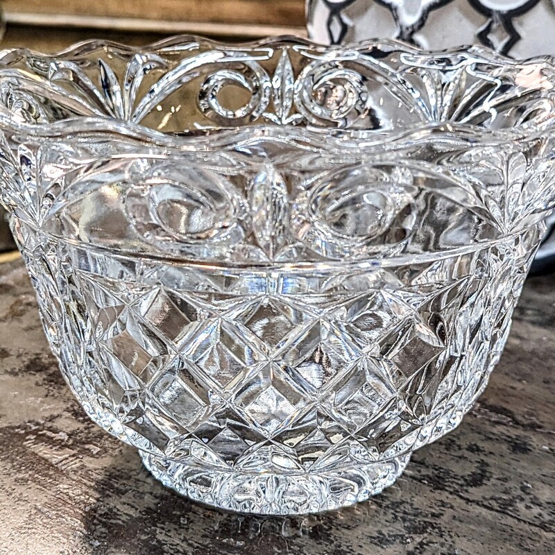 Glass Cut Scalloped Pedestal Bowl
Clear
Size: 9x6H