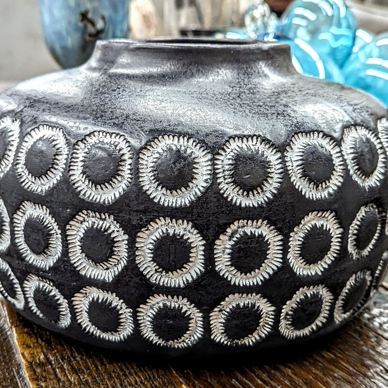 Circle Textured Short Vase
Black White
Size: 10.5 x 7H