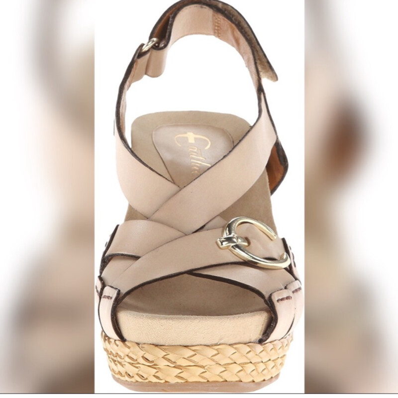 EARTHIES Biscuit Leather ‘Sardinia’ Wedge Sandals<br />
Size 10<br />
This sweetly stylish sandal features a sculpted, espadrille-oriented wedge,<br />
rich leather craftsmanship & a slingback silhouette.<br />
Cool braided natural leather trim & goldtone hardware.<br />
Earthies are known for comfort!<br />
Approx 3.5'' heel with 1.38'' platform<br />
Adjustable Velcro closure for perfect fit<br />
Leather lining with cushioning