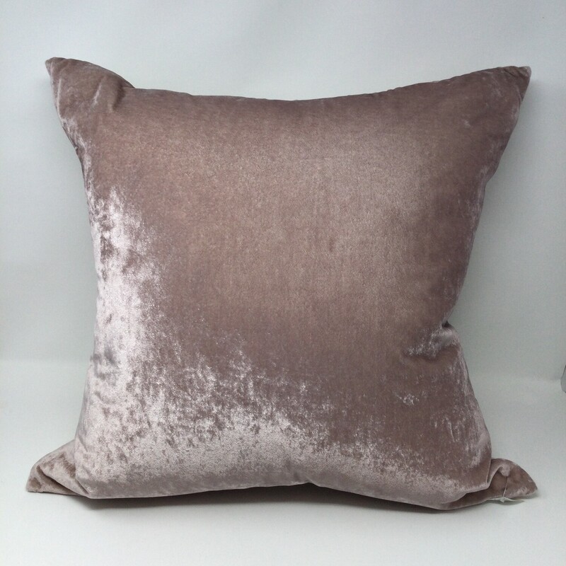 Crushed Velvet & Linen
Pink & Sand
Removable Cover / Feather Insert