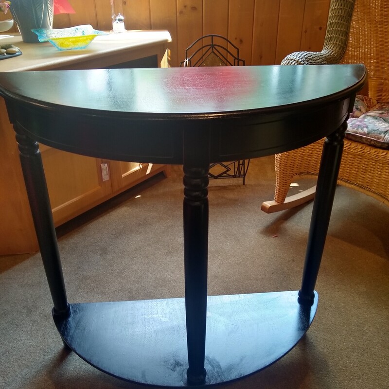 Black Half Rd Hall Table,

Half round hall table painted black.

Size: 31 in wide X 12 in deep X 31 in high