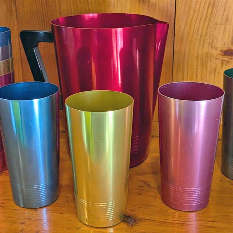 West Bend Pitcher and 8 Tumblers

Mid Century Modern
West Bend Aluminum Co.
West Bend,  Wis USA

Great Colors!