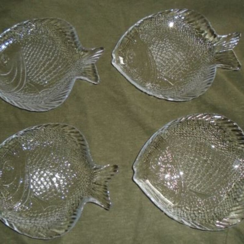 Set of 4 Pasabahce Glass Fish Plates
Clear Size: 10 x 8.5W