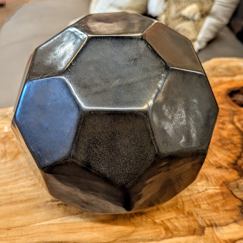 Ceramic Geometric Modern Ball
Black
Size: 7x7H