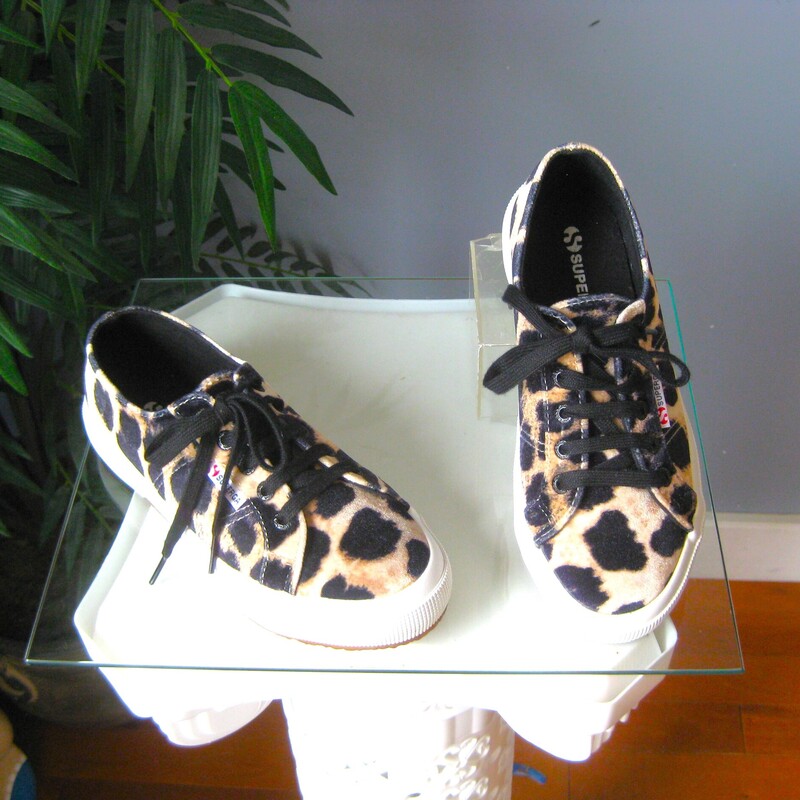 Super Cute, SuperGa Sneakers<br />
Animal Print Brown Black and cream plushy velvet<br />
lace up<br />
<br />
size 7.5<br />
like new condition!<br />
<br />
thanks for looking!<br />
#75298