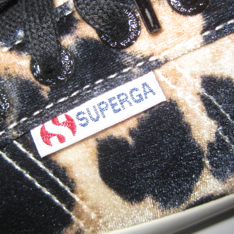 Super Cute, SuperGa Sneakers<br />
Animal Print Brown Black and cream plushy velvet<br />
lace up<br />
<br />
size 7.5<br />
like new condition!<br />
<br />
thanks for looking!<br />
#75298