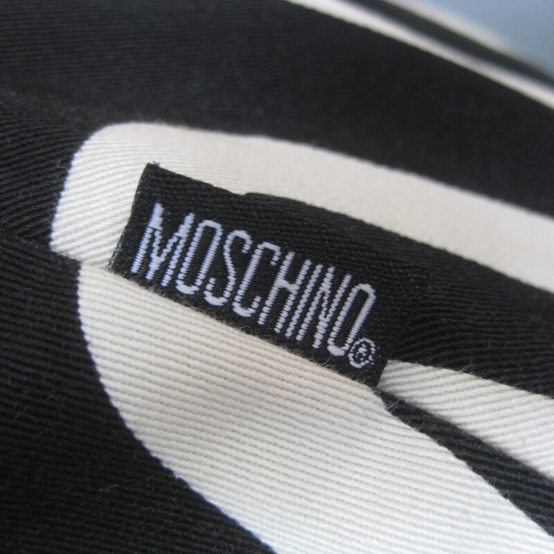 bold pencil skirt
made in Italy by Moschino Jeans.
Black and white with large letters spelling out LOGO
98% Cotton , 2% spandex
marked size 8
flat measurements:
waist: 14 3/8
hip: 20
length: 21.5

very good condition,
please see the close up of the back of the skirt, the middle seam appears to be a little bit strained but it's strong and sound, might have been like this since it was new.

Thanks for looking!
#74543