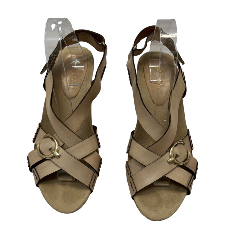 EARTHIES Biscuit Leather ‘Sardinia’ Wedge Sandals<br />
Size 10<br />
This sweetly stylish sandal features a sculpted, espadrille-oriented wedge,<br />
rich leather craftsmanship & a slingback silhouette.<br />
Cool braided natural leather trim & goldtone hardware.<br />
Earthies are known for comfort!<br />
Approx 3.5'' heel with 1.38'' platform<br />
Adjustable Velcro closure for perfect fit<br />
Leather lining with cushioning