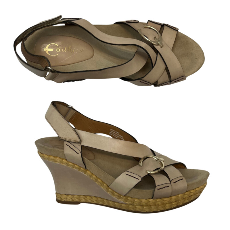 EARTHIES Biscuit Leather ‘Sardinia’ Wedge Sandals<br />
Size 10<br />
This sweetly stylish sandal features a sculpted, espadrille-oriented wedge,<br />
rich leather craftsmanship & a slingback silhouette.<br />
Cool braided natural leather trim & goldtone hardware.<br />
Earthies are known for comfort!<br />
Approx 3.5'' heel with 1.38'' platform<br />
Adjustable Velcro closure for perfect fit<br />
Leather lining with cushioning