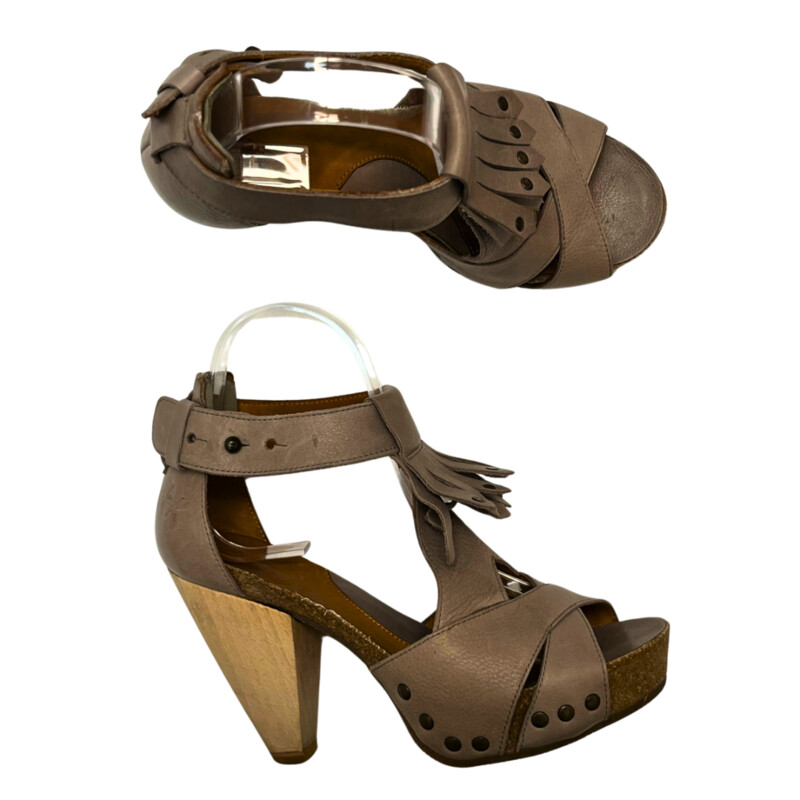 John Fleuvog Dallas Gray Sandals
Studded Fringe Detail
Beautiful Wood Heel
Color:  Dallas Gray
Size: 6