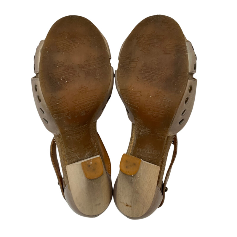 John Fleuvog Dallas Gray Sandals<br />
Studded Fringe Detail<br />
Beautiful Wood Heel<br />
Color:  Dallas Gray<br />
Size: 6