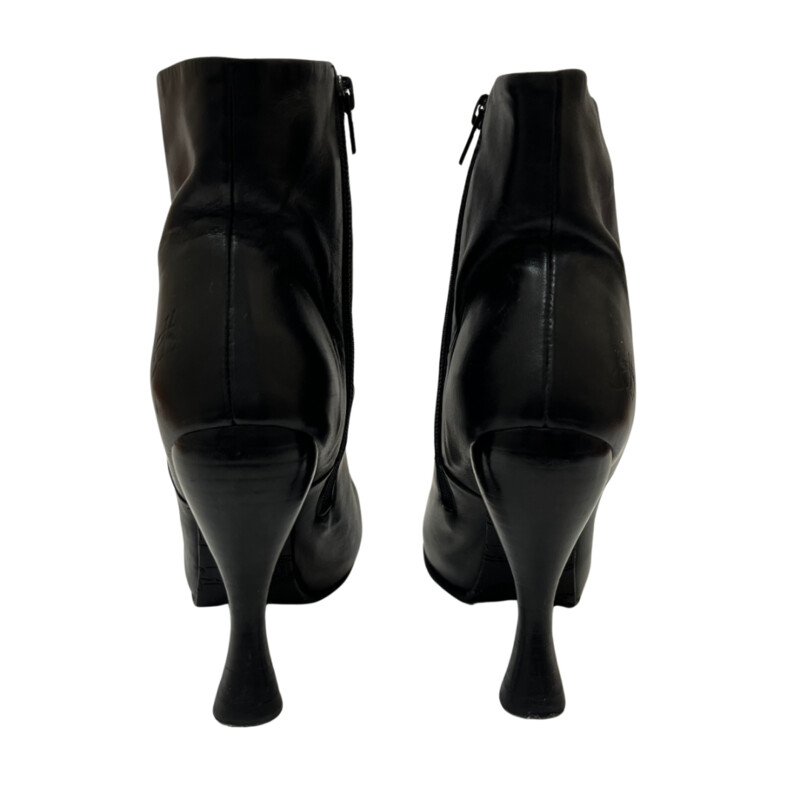 John Fleuvog Jolie Boots
Super Soft leather
Side Zipper
Classic Fleuvog Heel
Color:  Black
Size: 6.5