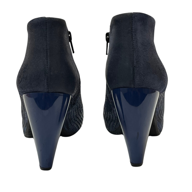 John Fleuvog Pizzazz Boots<br />
Artistic Blue Fleuvog Heel<br />
Textured Front Detail<br />
Color:  Beautiful Blue<br />
Size: 6.5